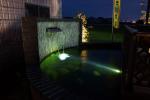 壁泉は水中からのライトアップ。このLEDだけ白色を使用して清涼感を出しています。
