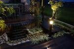 池のアウトレットの滝から川の流れ